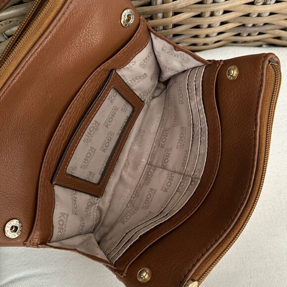 Michael Kors MK Crossbody Brown Leather Gold Hardware button/zip close - Picture 5 of 12